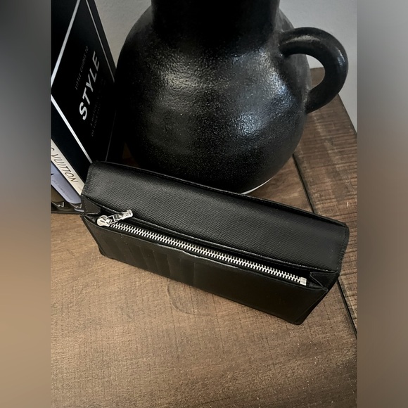 Louis Vuitton Taiga Brazza Wallet (with COA) - Picture 6 of 9